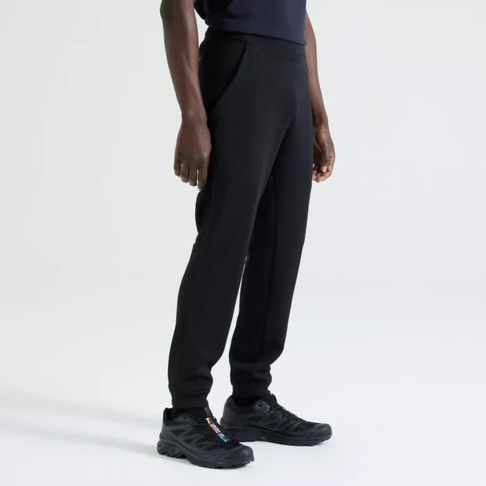 66023 020 app track pant men blk front 3 4